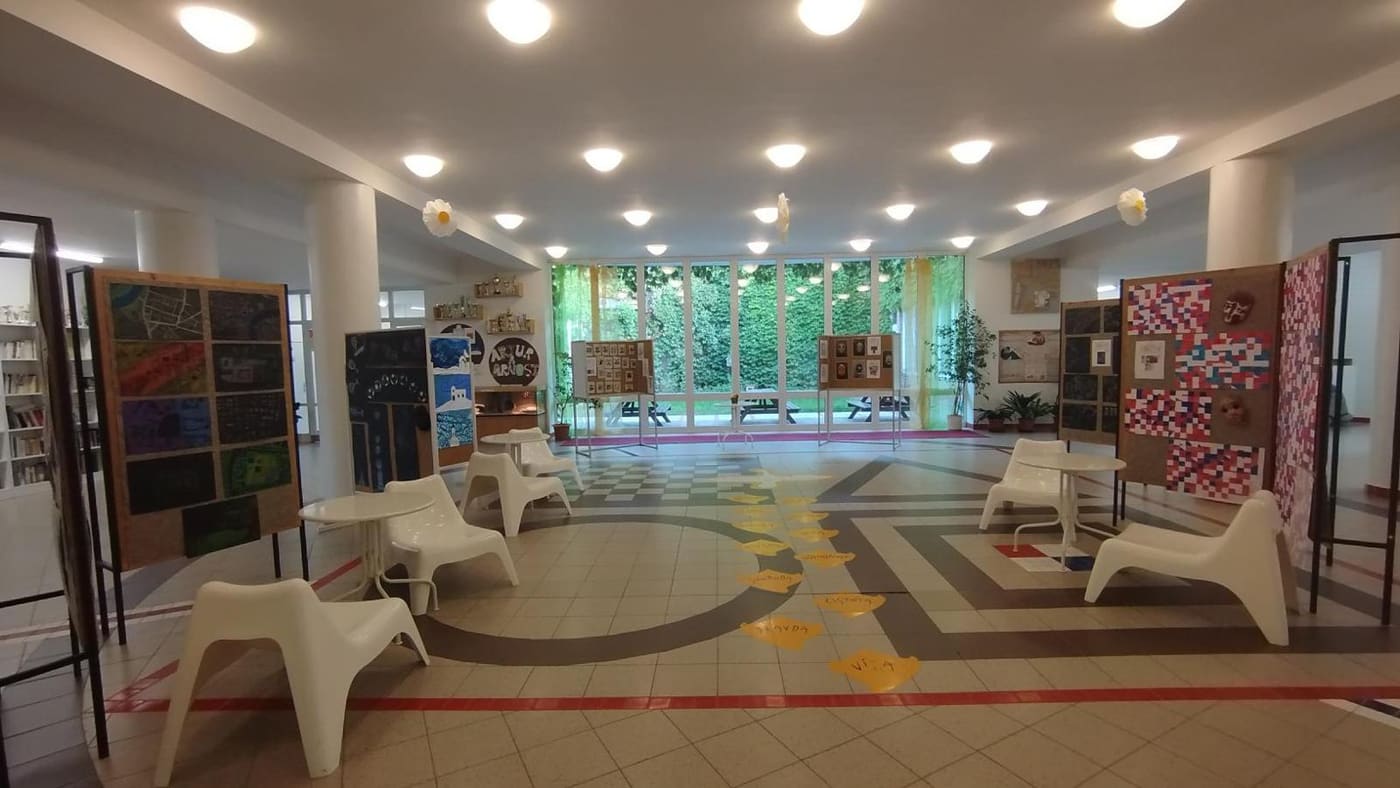 Školní aula s velkými okny
