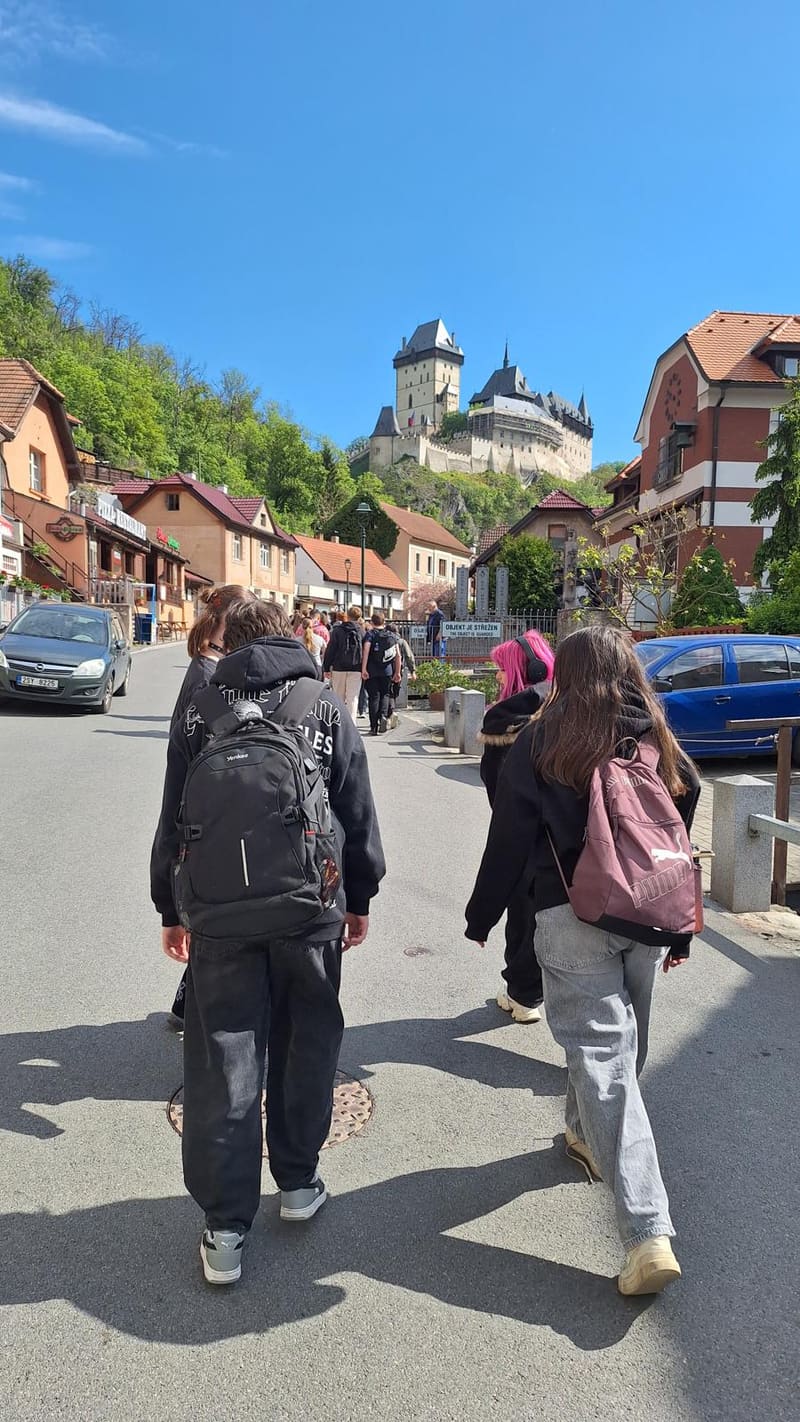 Žáci na cestě k hradu Karlštejn